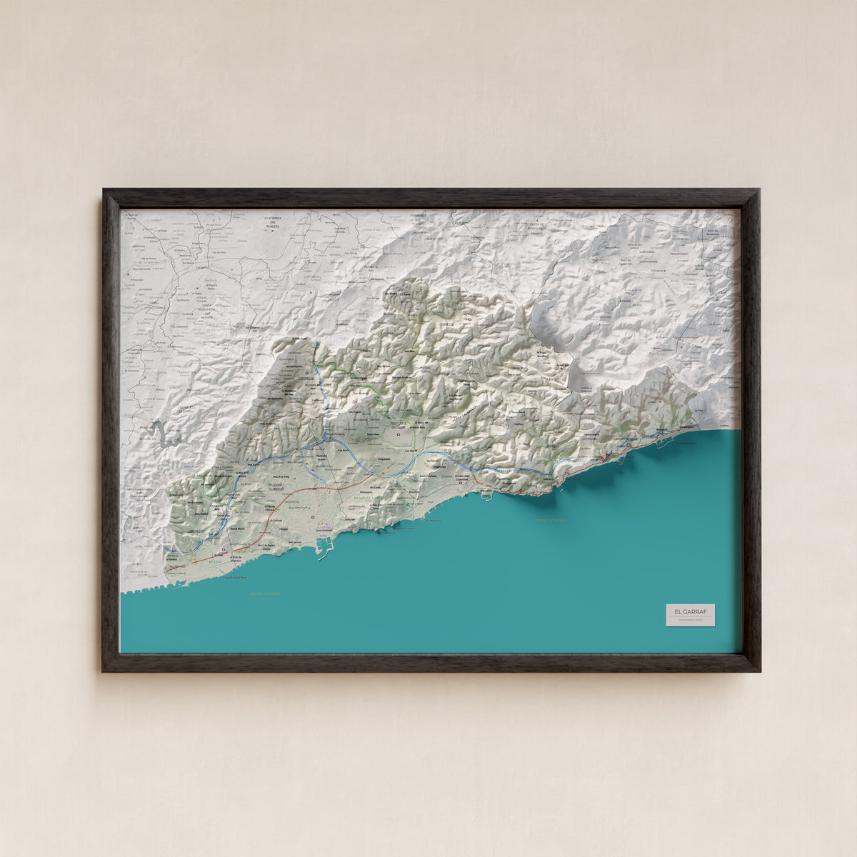 Mapa de relleu del Garraf, amb el territori en color i l’entorn en blanc. Presentació amb marc. 50 × 70 cm. Estil Cartogràfic.