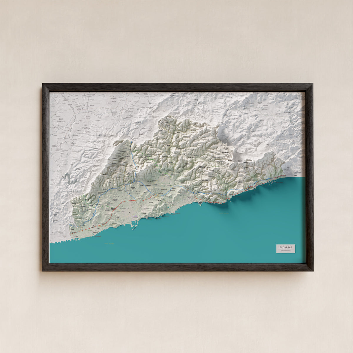 Mapa de relleu del Garraf, amb el territori en color i l’entorn en blanc. Presentació amb marc. 61 × 91 cm. Estil Cartogràfic.