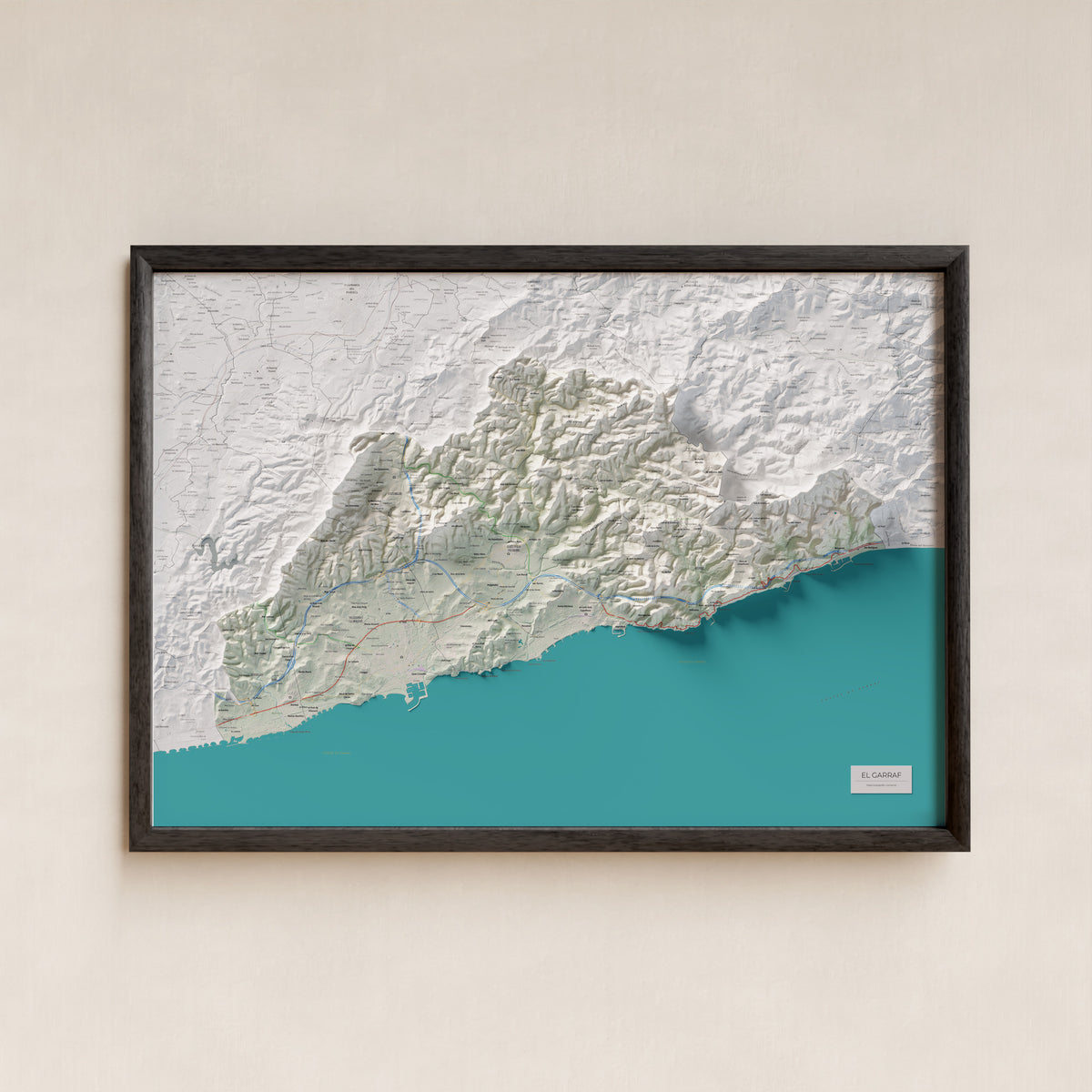 Mapa de relleu del Garraf, amb el territori en color i l’entorn en blanc. Presentació amb marc. 70 × 100 cm. Estil Cartogràfic.