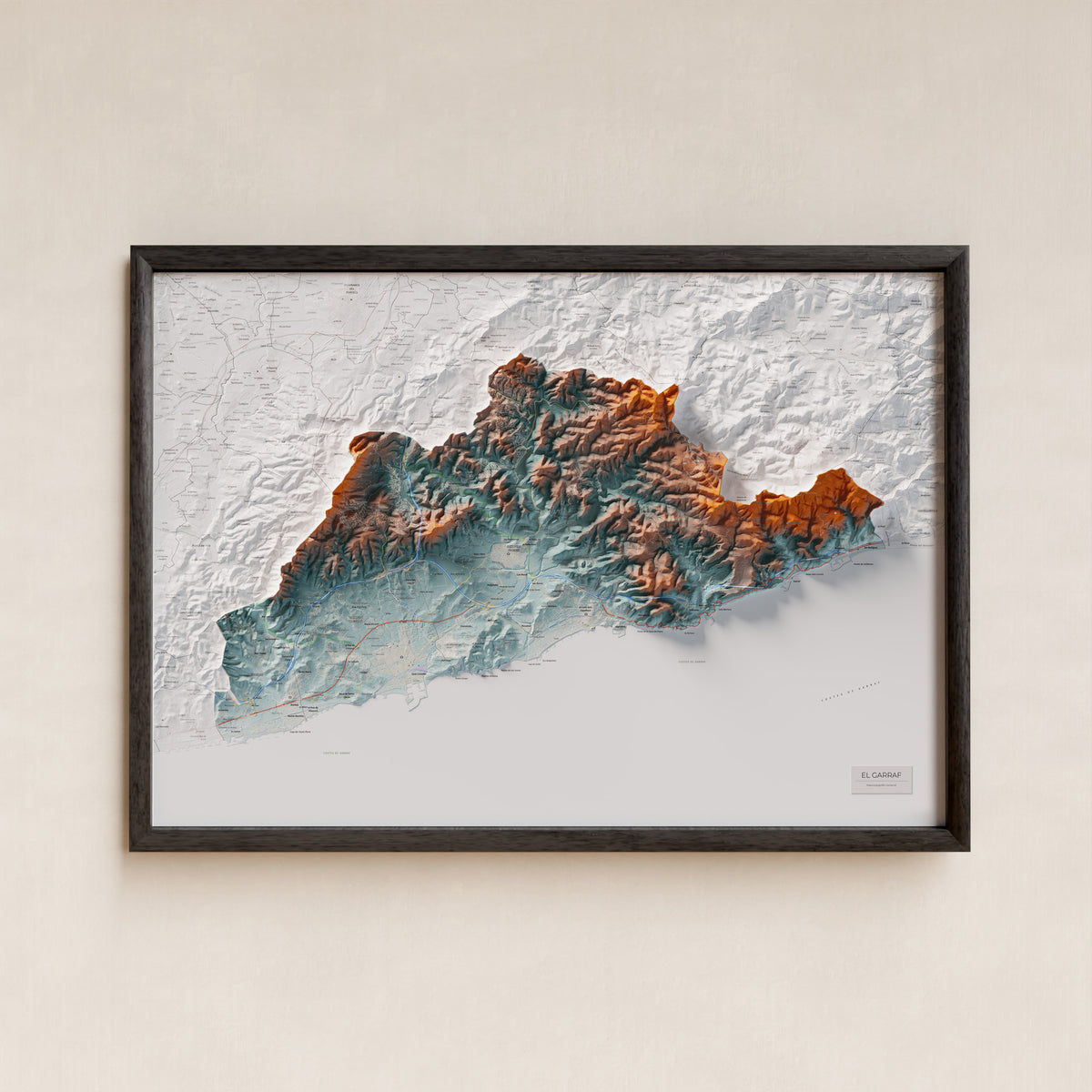 Mapa de relleu del Garraf, amb el territori en color i l’entorn en blanc. Presentació amb marc. 70 × 100 cm. Estil Blau i taronja.