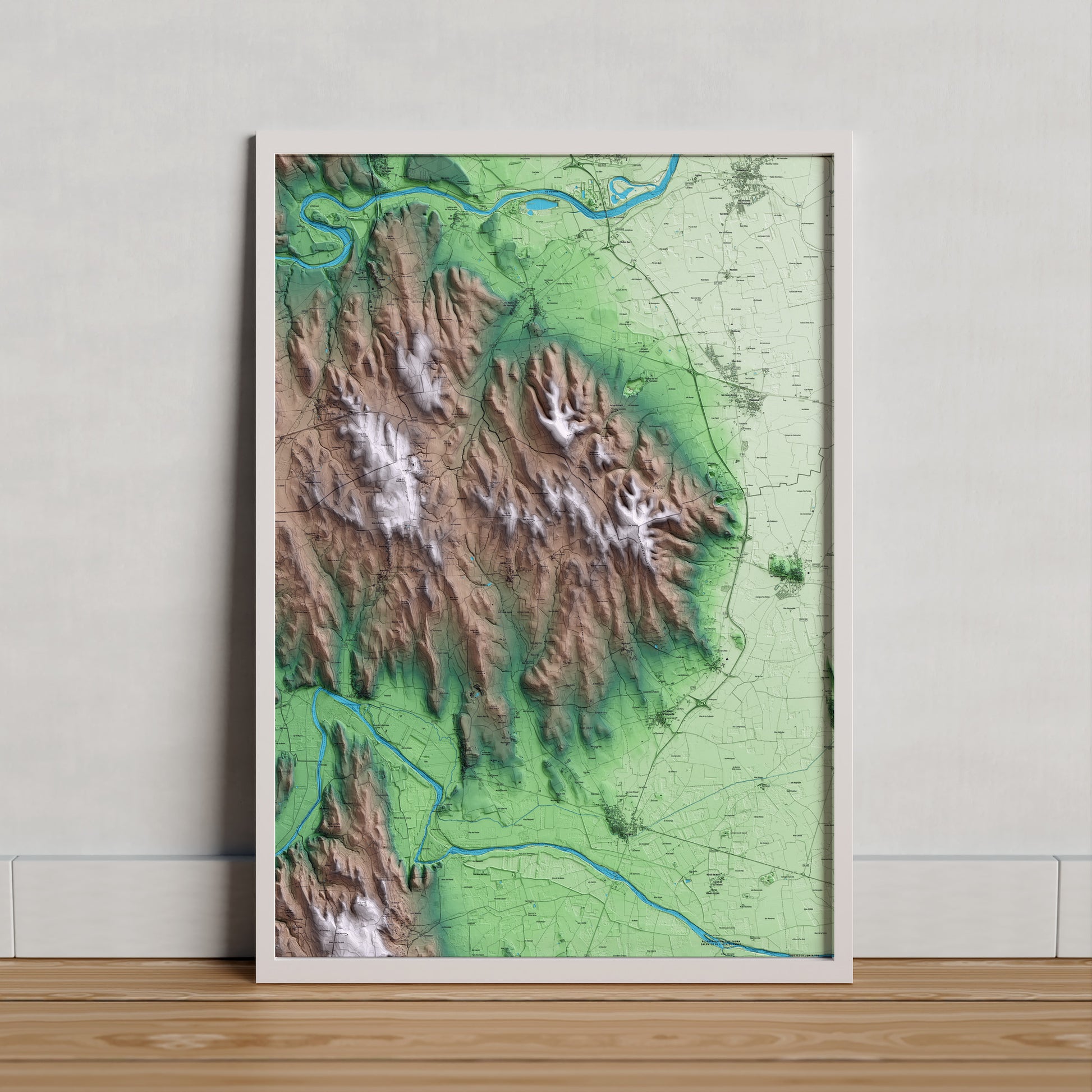 Mapa artístico del relieve de Garrigoles, al Baix Empordà, con 15 km de entorno y base topográfica ICGC. Presentación enmarcada.