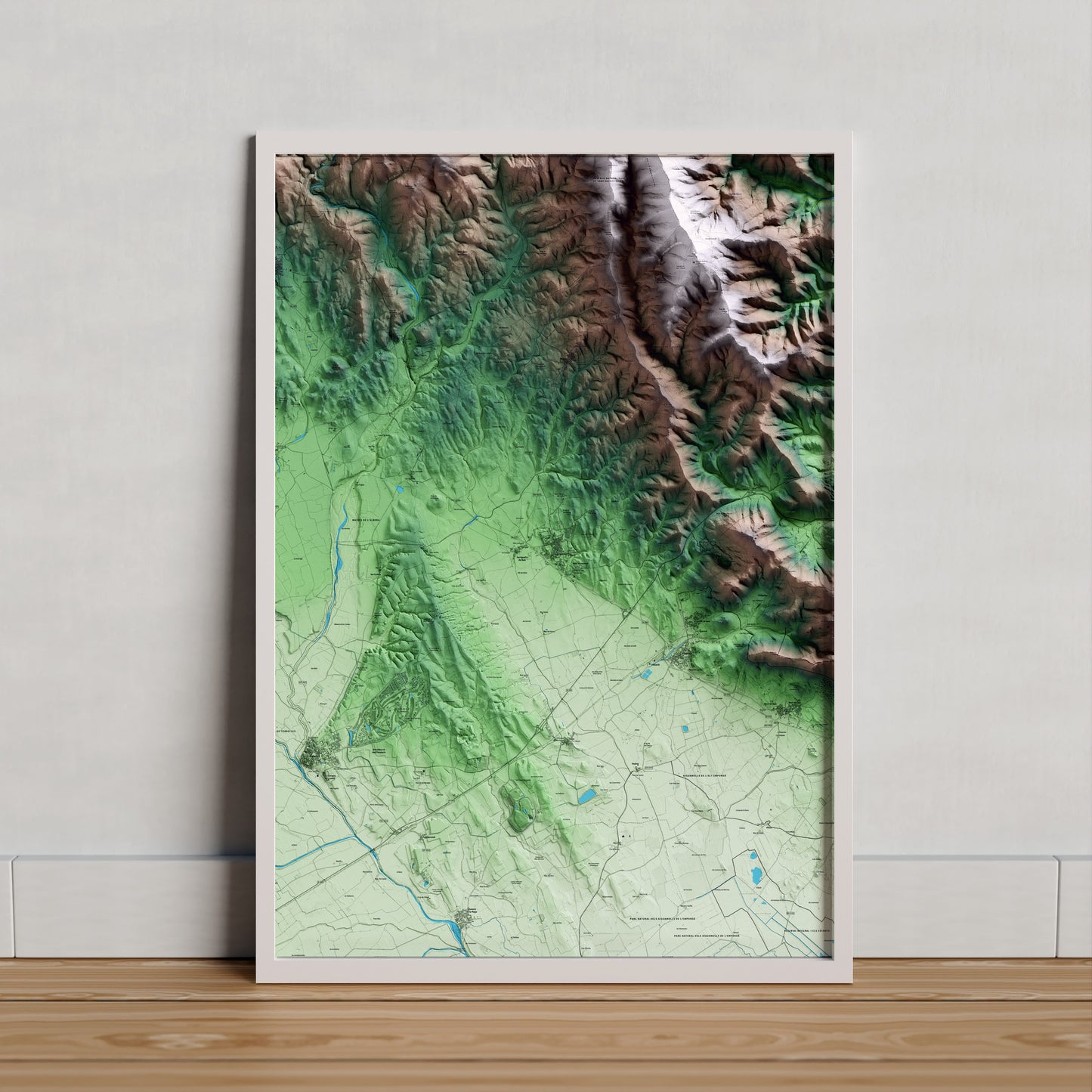 Mapa artístico del relieve de Garriguella, al Alt Empordà, con 15 km de entorno y base topográfica ICGC. Presentación enmarcada.