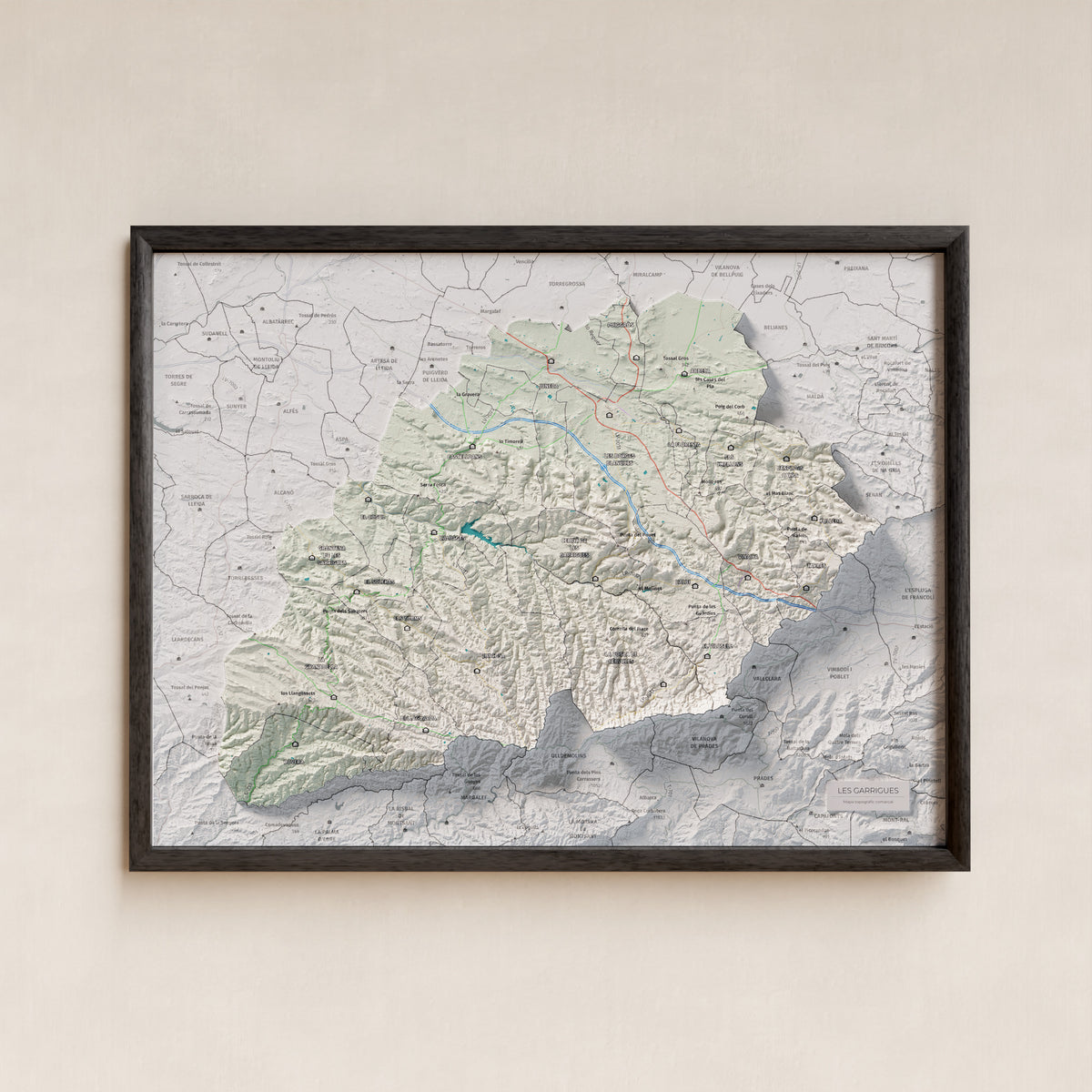 Mapa de relieve de las Garrigues, con el territorio en color y el entorno en blanco. Presentación con marco. 30 × 40 cm. Estilo Cartográfico.
