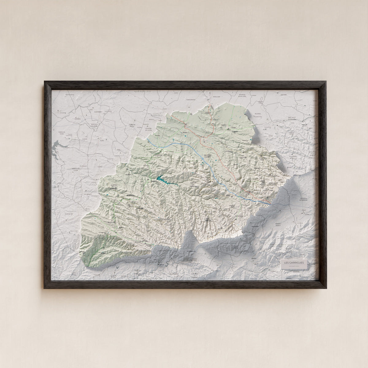 Mapa de relieve de las Garrigues, con el territorio en color y el entorno en blanco. Presentación con marco. 50 × 70 cm. Estilo Cartográfico.