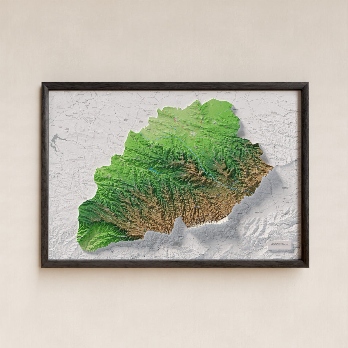 Mapa de relieve de las Garrigues, con el territorio en color y el entorno en blanco. Presentación con marco. 61 × 91 cm. Estilo Clásico.