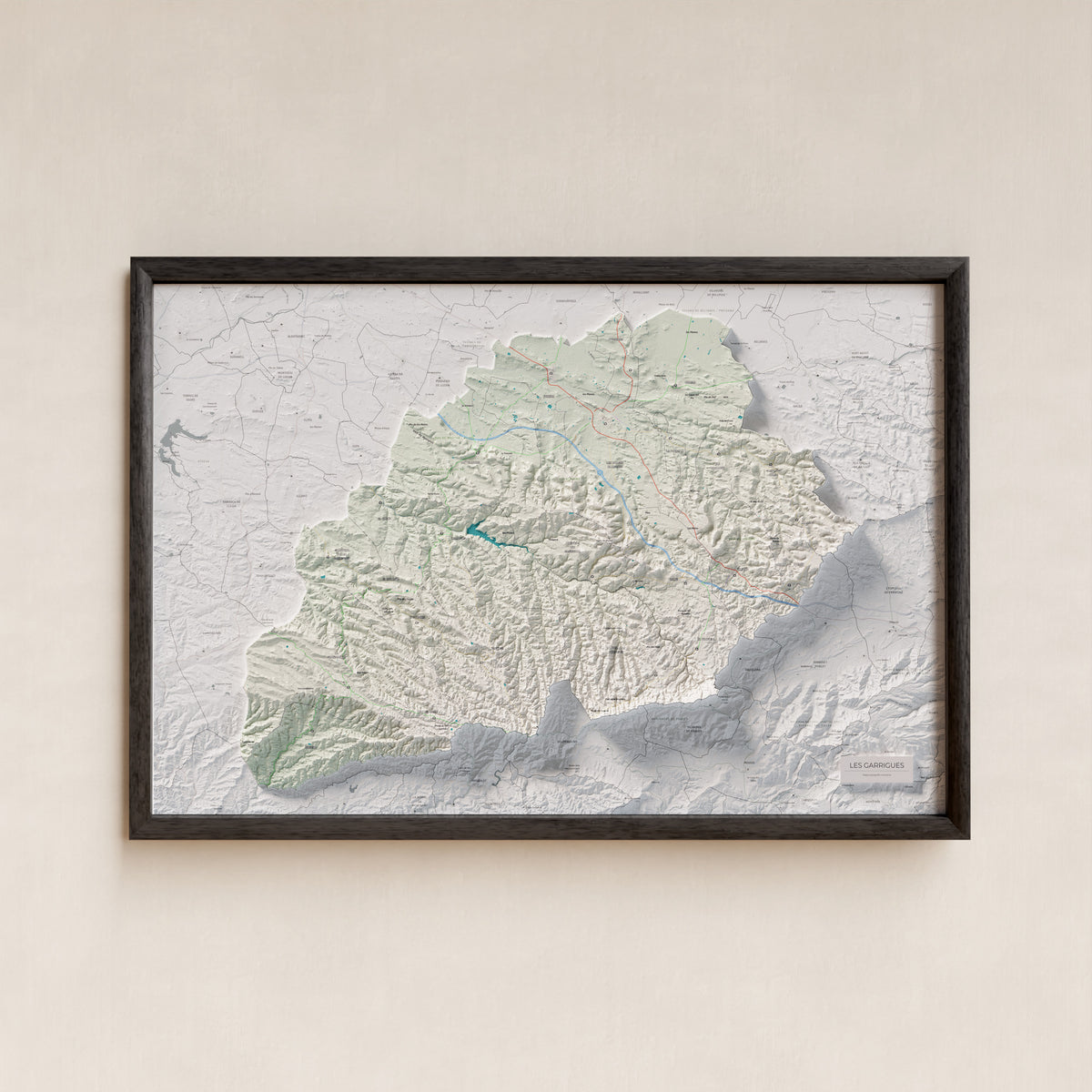 Mapa de relieve de las Garrigues, con el territorio en color y el entorno en blanco. Presentación con marco. 61 × 91 cm. Estilo Cartográfico.