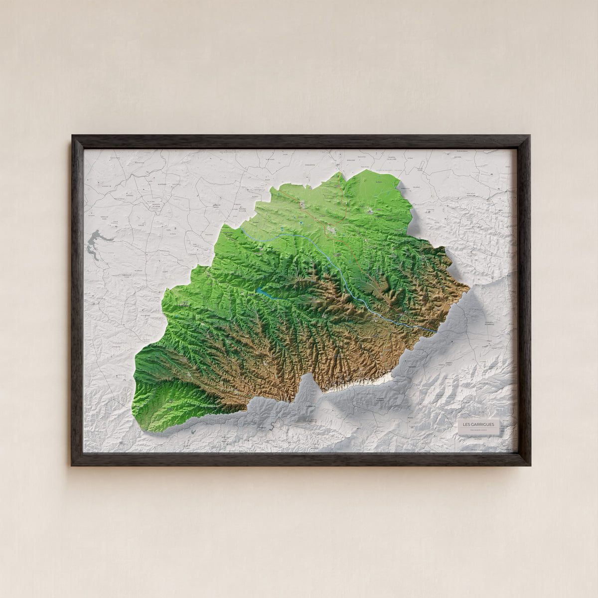 Mapa de relieve de las Garrigues, con el territorio en color y el entorno en blanco. Presentación con marco. 70 × 100 cm. Estilo Clásico.