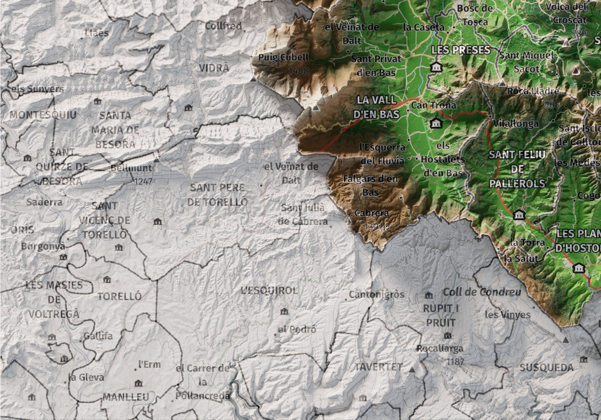Mapa de relleu de la Garrotxa, amb el territori en color i l’entorn en blanc. Detall de la part inferior esquerra. 21 × 30 cm. Estil Clàssic.