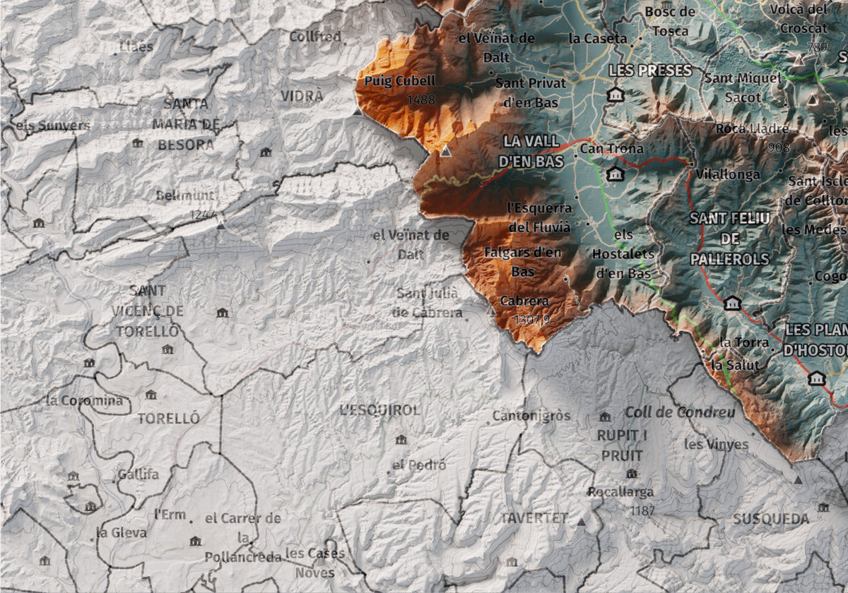 Mapa de relleu de la Garrotxa, amb el territori en color i l’entorn en blanc. Detall de la part inferior esquerra. 21 × 30 cm. Estil Blau i taronja.