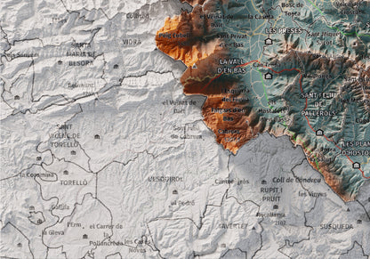 Mapa de relleu de la Garrotxa, amb el territori en color i l’entorn en blanc. Detall de la part inferior esquerra. 21 × 30 cm. Estil Blau i taronja.