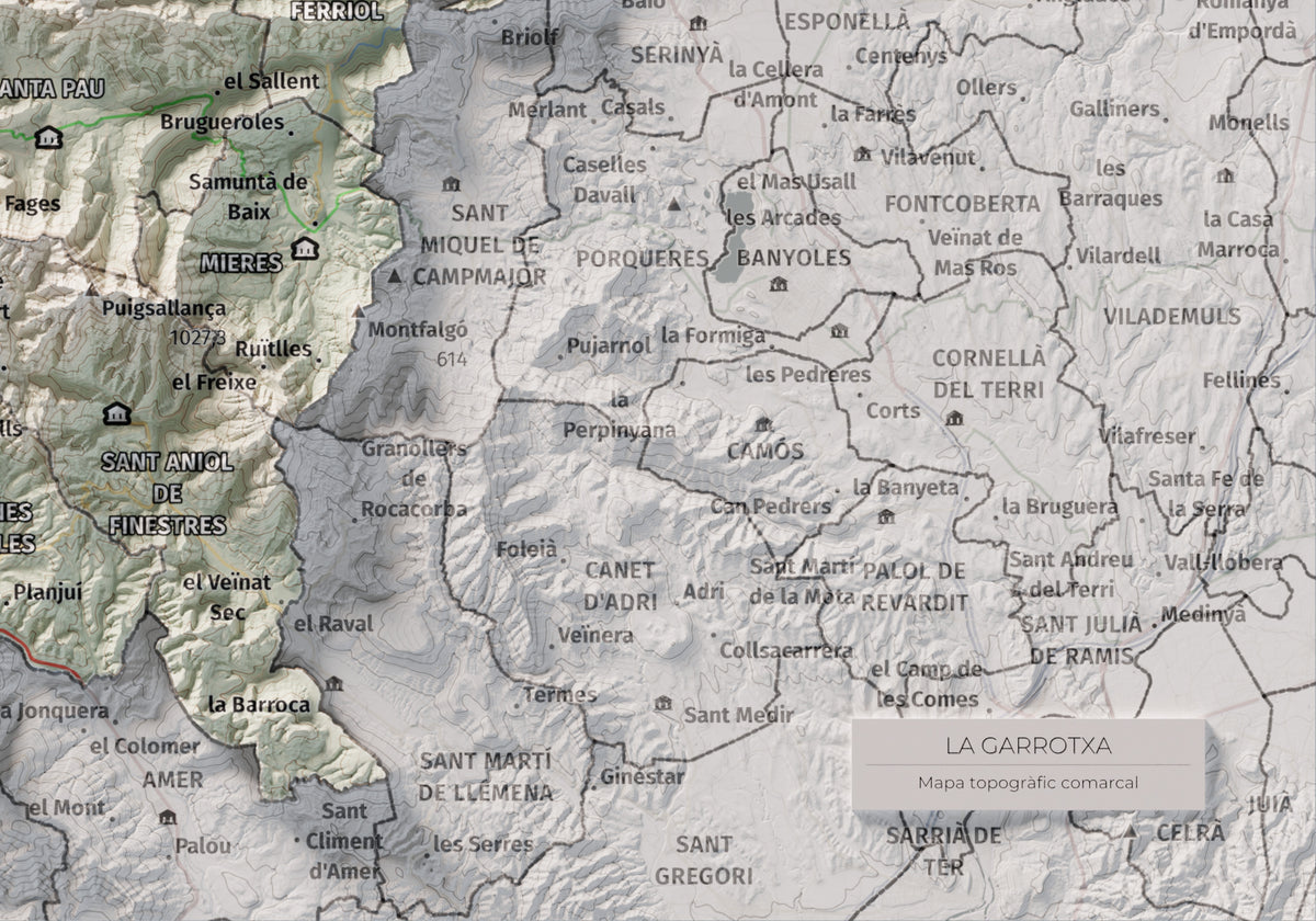 Mapa de relleu de la Garrotxa, amb el territori en color i l’entorn en blanc. Detall de la part inferior dreta. 21 × 30 cm. Estil Cartogràfic.