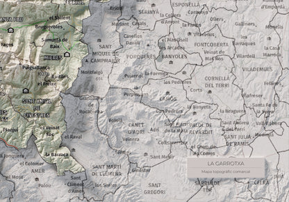 Mapa de relleu de la Garrotxa, amb el territori en color i l’entorn en blanc. Detall de la part inferior dreta. 21 × 30 cm. Estil Cartogràfic.
