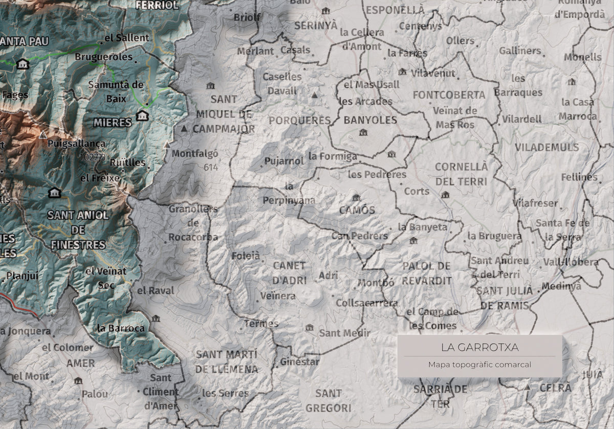 Mapa de relleu de la Garrotxa, amb el territori en color i l’entorn en blanc. Detall de la part inferior dreta. 21 × 30 cm. Estil Blau i taronja.
