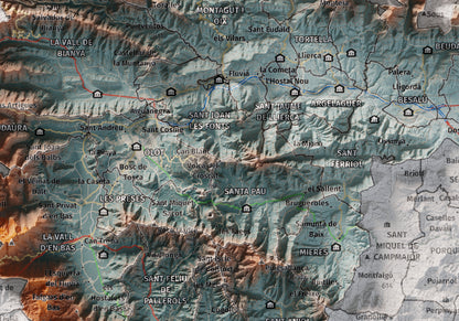 Mapa de relleu de la Garrotxa, amb el territori en color i l’entorn en blanc. Detall de la part central. 21 × 30 cm. Estil Blau i taronja.