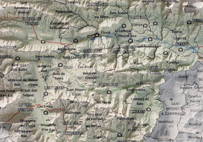 Mapa de relleu de la Garrotxa, amb el territori en color i l’entorn en blanc. Detall de la part central. 21 × 30 cm. Estil Cartogràfic.