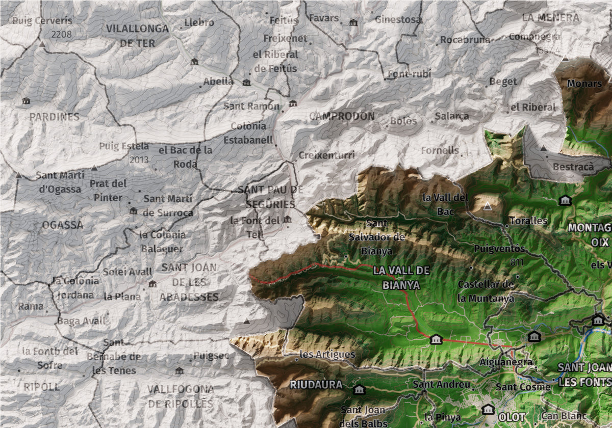 Mapa de relleu de la Garrotxa, amb el territori en color i l’entorn en blanc. Detall de la part superior esquerra. 21 × 30 cm. Estil Clàssic.