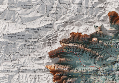 Mapa de relleu de la Garrotxa, amb el territori en color i l’entorn en blanc. Detall de la part superior esquerra. 21 × 30 cm. Estil Blau i taronja.