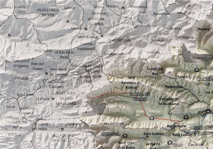 Mapa de relleu de la Garrotxa, amb el territori en color i l’entorn en blanc. Detall de la part superior esquerra. 21 × 30 cm. Estil Cartogràfic.