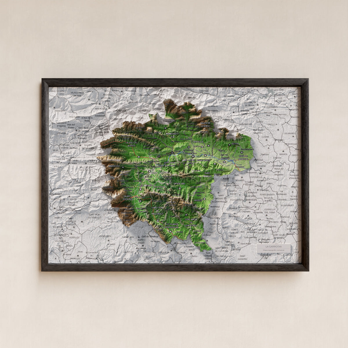Mapa de relleu de la Garrotxa, amb el territori en color i l’entorn en blanc. Presentació amb marc. 21 × 30 cm. Estil Clàssic.