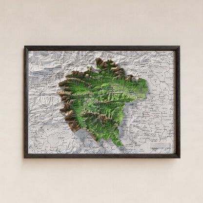 Mapa de relleu de la Garrotxa, amb el territori en color i l’entorn en blanc. Presentació amb marc. 21 × 30 cm. Estil Clàssic.