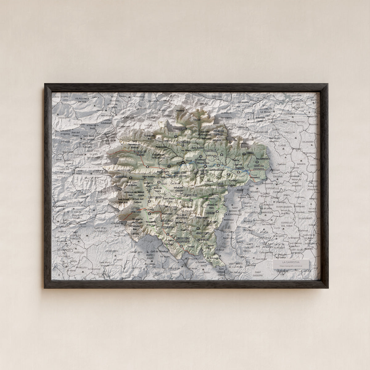 Mapa de relleu de la Garrotxa, amb el territori en color i l’entorn en blanc. Presentació amb marc. 21 × 30 cm. Estil Cartogràfic.