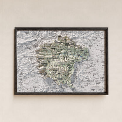 Mapa de relleu de la Garrotxa, amb el territori en color i l’entorn en blanc. Presentació amb marc. 21 × 30 cm. Estil Cartogràfic.