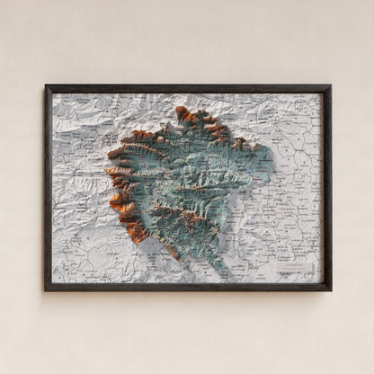 Mapa de relleu de la Garrotxa, amb el territori en color i l’entorn en blanc. Presentació amb marc. 21 × 30 cm. Estil Blau i taronja.