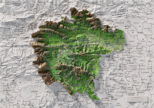 Mapa de relleu de la Garrotxa, amb el territori en color i l’entorn en blanc. Vista completa de la làmina. 21 × 30 cm. Estil Clàssic.