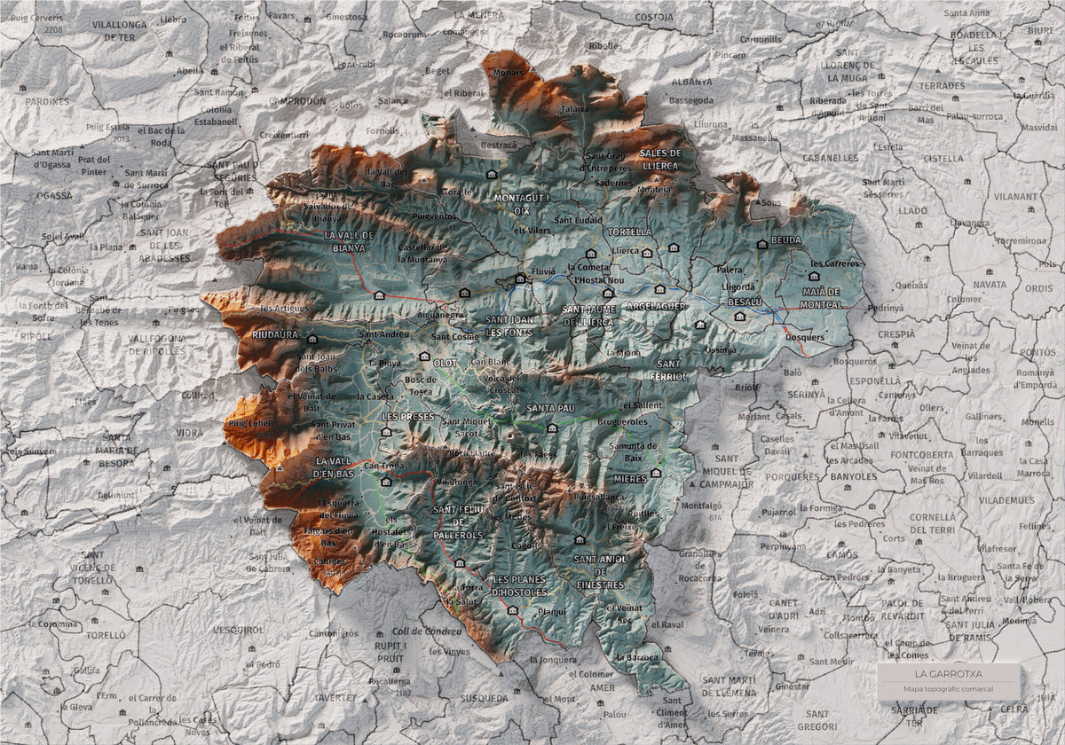 Mapa de relleu de la Garrotxa, amb el territori en color i l’entorn en blanc. Vista completa de la làmina. 21 × 30 cm. Estil Blau i taronja.