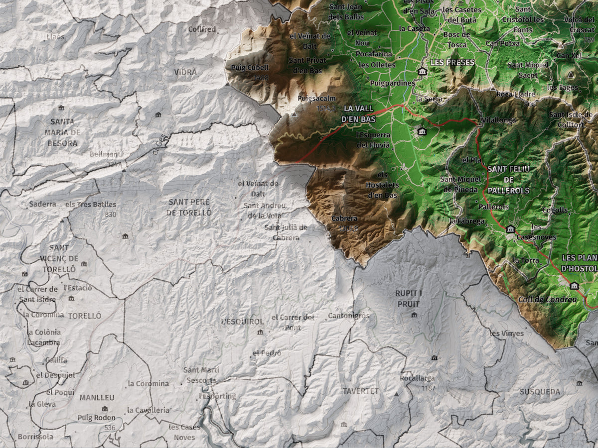 Mapa de relleu de la Garrotxa, amb el territori en color i l’entorn en blanc. Detall de la part inferior esquerra. 30 × 40 cm. Estil Clàssic.