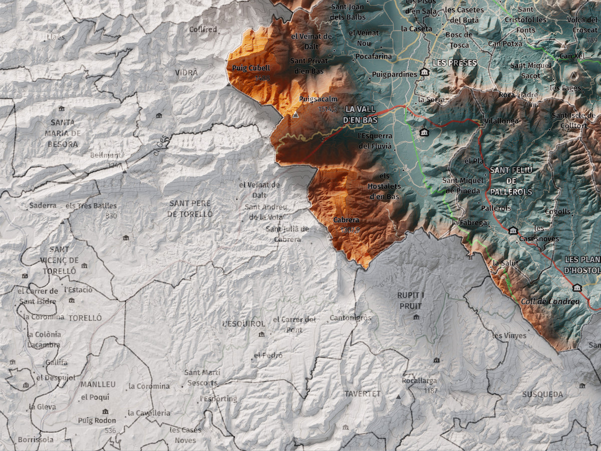 Mapa de relleu de la Garrotxa, amb el territori en color i l’entorn en blanc. Detall de la part inferior esquerra. 30 × 40 cm. Estil Blau i taronja.