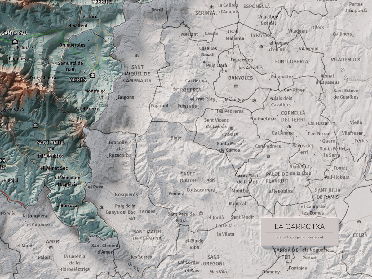 Mapa de relleu de la Garrotxa, amb el territori en color i l’entorn en blanc. Detall de la part inferior dreta. 30 × 40 cm. Estil Blau i taronja.
