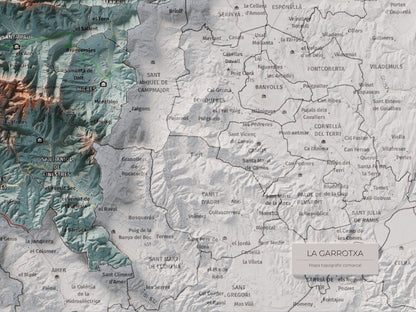 Mapa de relleu de la Garrotxa, amb el territori en color i l’entorn en blanc. Detall de la part inferior dreta. 30 × 40 cm. Estil Blau i taronja.