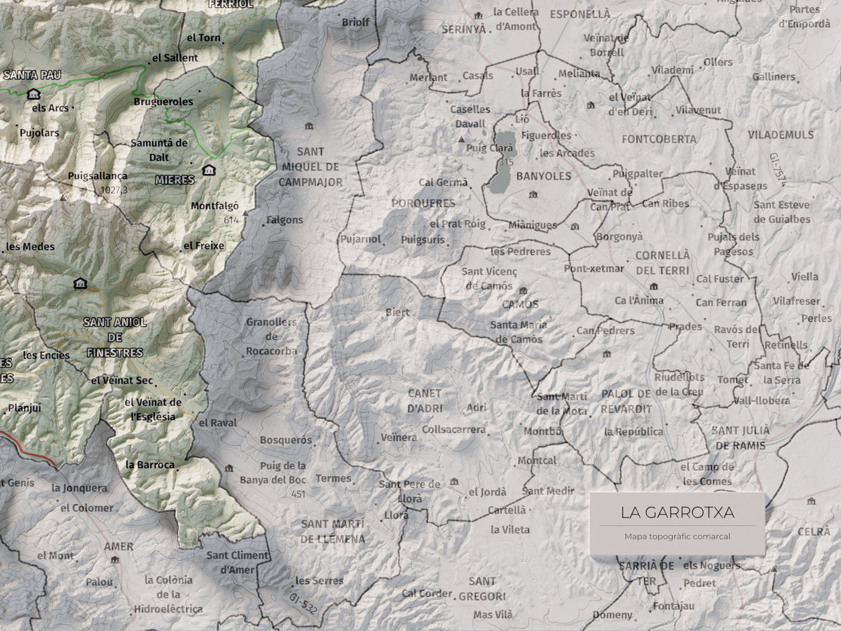 Mapa de relleu de la Garrotxa, amb el territori en color i l’entorn en blanc. Detall de la part inferior dreta. 30 × 40 cm. Estil Cartogràfic.