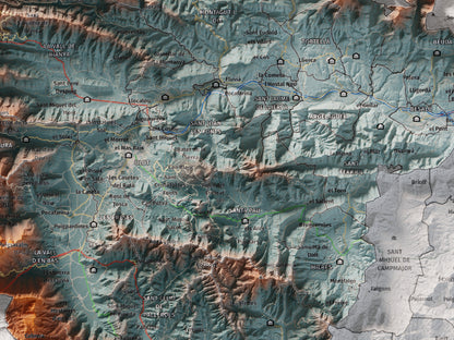 Mapa de relleu de la Garrotxa, amb el territori en color i l’entorn en blanc. Detall de la part central. 30 × 40 cm. Estil Blau i taronja.