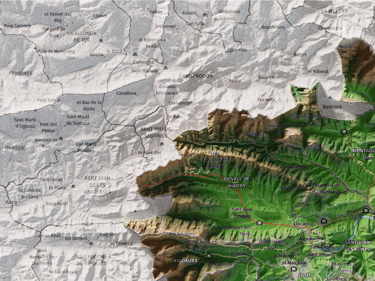 Mapa de relleu de la Garrotxa, amb el territori en color i l’entorn en blanc. Detall de la part superior esquerra. 30 × 40 cm. Estil Clàssic.