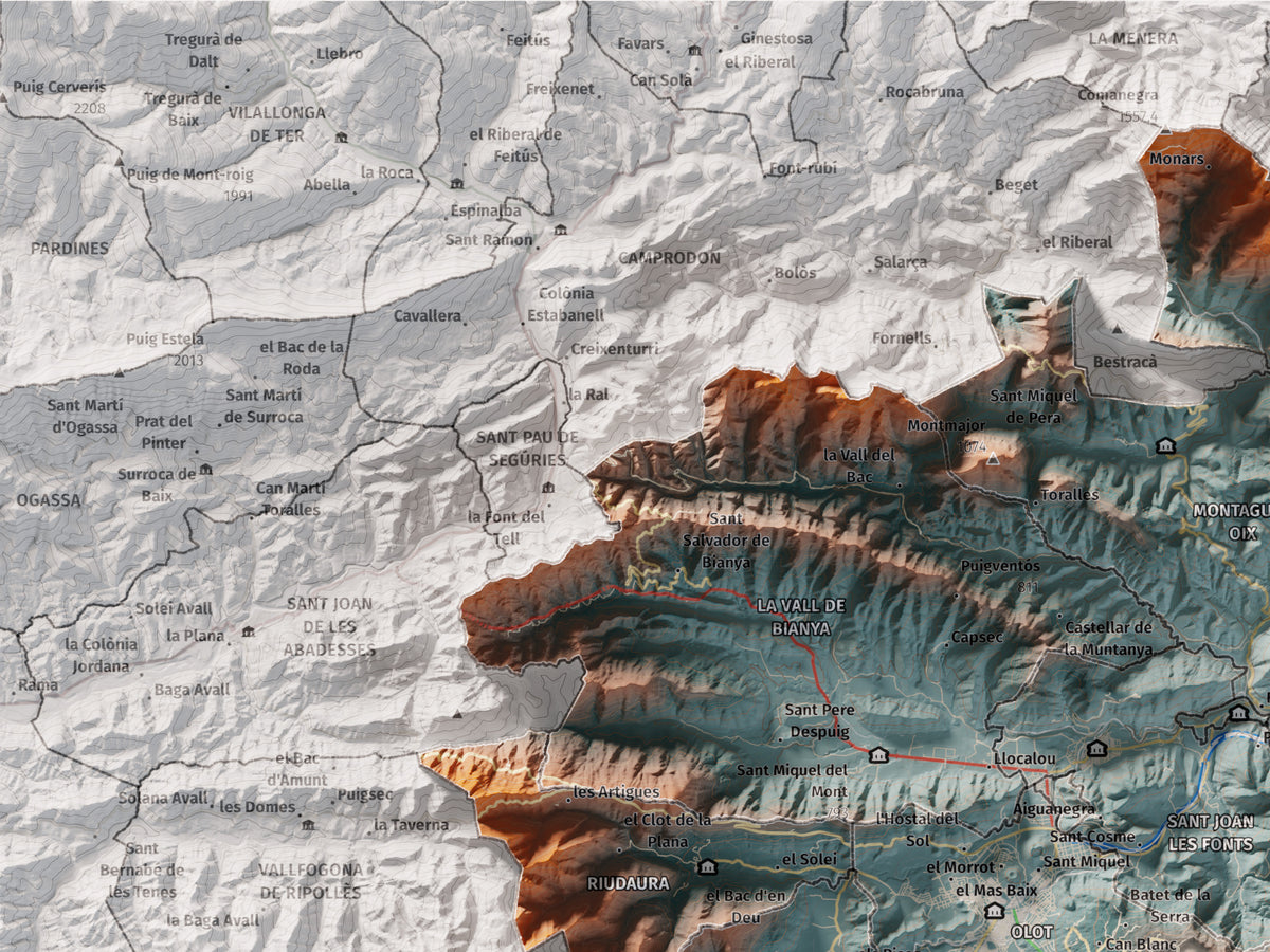 Mapa de relleu de la Garrotxa, amb el territori en color i l’entorn en blanc. Detall de la part superior esquerra. 30 × 40 cm. Estil Blau i taronja.