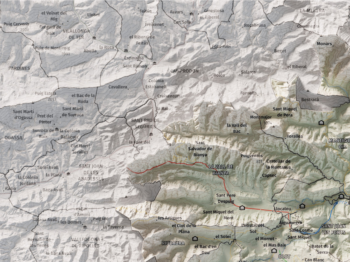 Mapa de relleu de la Garrotxa, amb el territori en color i l’entorn en blanc. Detall de la part superior esquerra. 30 × 40 cm. Estil Cartogràfic.