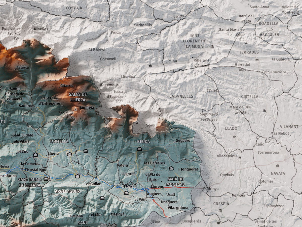 Mapa de relleu de la Garrotxa, amb el territori en color i l’entorn en blanc. Detall de la part superior dreta. 30 × 40 cm. Estil Blau i taronja.
