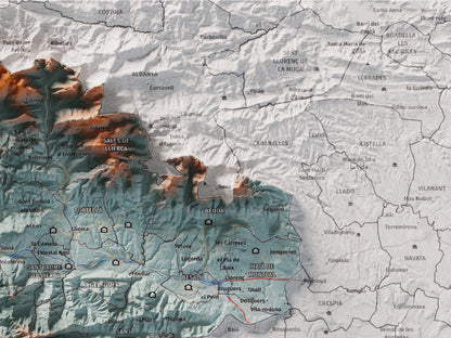 Mapa de relleu de la Garrotxa, amb el territori en color i l’entorn en blanc. Detall de la part superior dreta. 30 × 40 cm. Estil Blau i taronja.