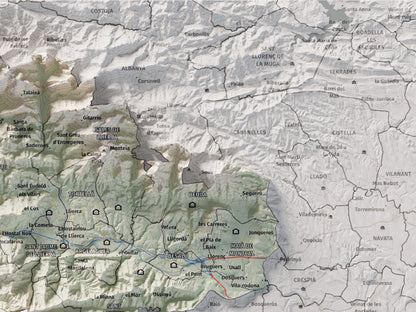 Mapa de relleu de la Garrotxa, amb el territori en color i l’entorn en blanc. Detall de la part superior dreta. 30 × 40 cm. Estil Cartogràfic.