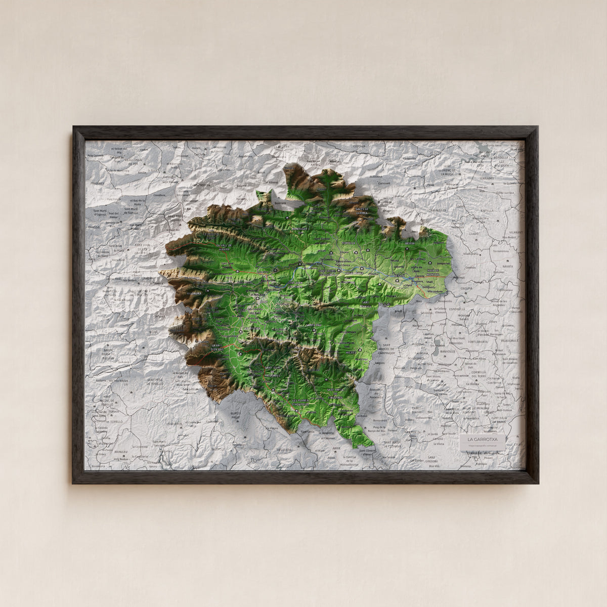 Mapa de relleu de la Garrotxa, amb el territori en color i l’entorn en blanc. Presentació amb marc. 30 × 40 cm. Estil Clàssic.