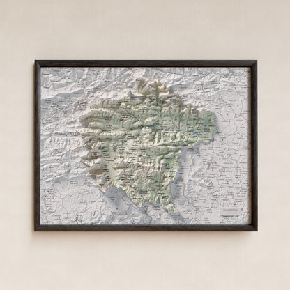 Mapa de relleu de la Garrotxa, amb el territori en color i l’entorn en blanc. Presentació amb marc. 30 × 40 cm. Estil Cartogràfic.