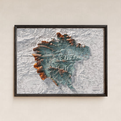 Mapa de relleu de la Garrotxa, amb el territori en color i l’entorn en blanc. Presentació amb marc. 30 × 40 cm. Estil Blau i taronja.