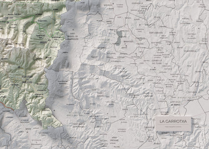 Mapa de relleu de la Garrotxa, amb el territori en color i l’entorn en blanc. Detall de la part inferior dreta. 50 × 70 cm. Estil Cartogràfic.