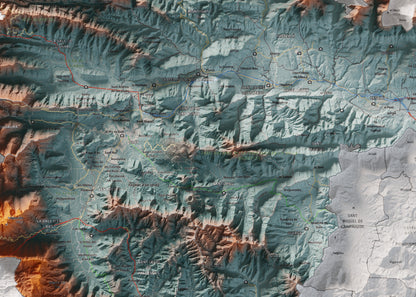 Mapa de relleu de la Garrotxa, amb el territori en color i l’entorn en blanc. Detall de la part central. 50 × 70 cm. Estil Blau i taronja.