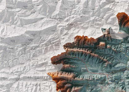 Mapa de relleu de la Garrotxa, amb el territori en color i l’entorn en blanc. Detall de la part superior esquerra. 50 × 70 cm. Estil Blau i taronja.