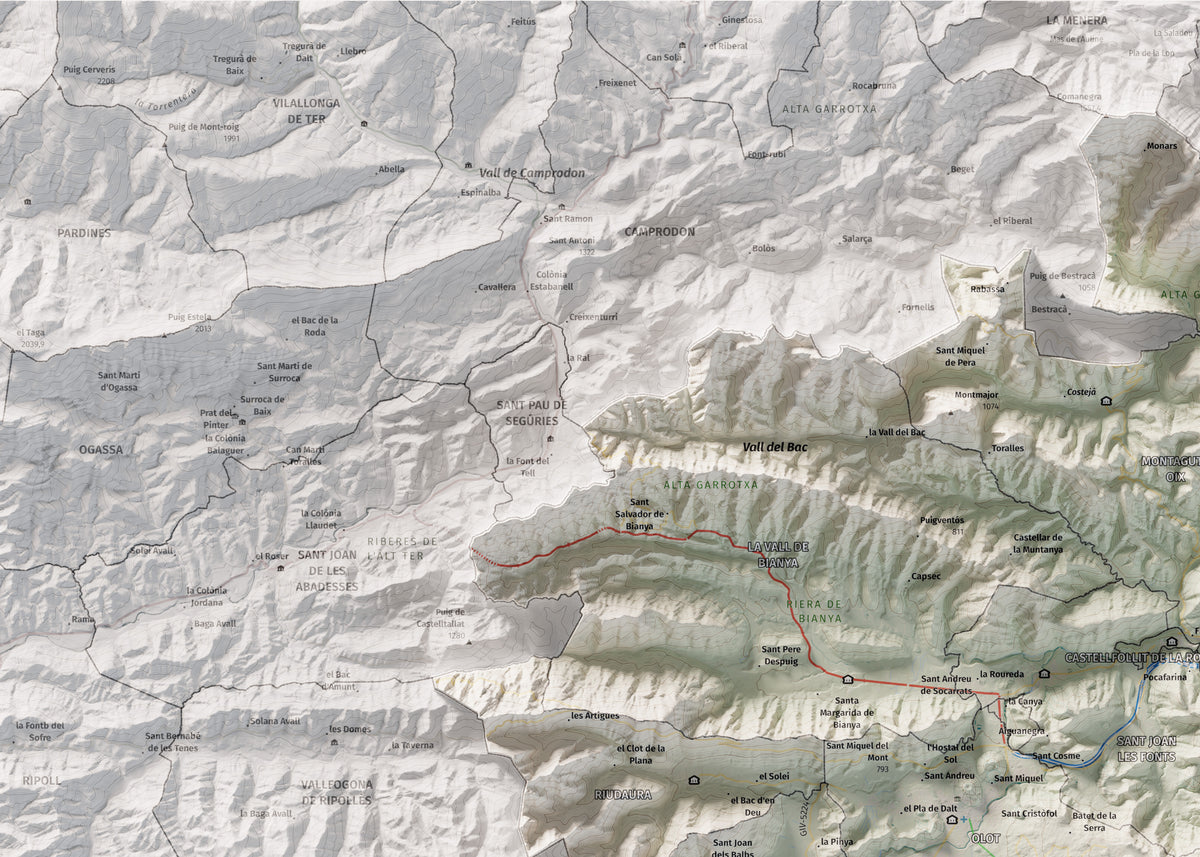 Mapa de relleu de la Garrotxa, amb el territori en color i l’entorn en blanc. Detall de la part superior esquerra. 50 × 70 cm. Estil Cartogràfic.