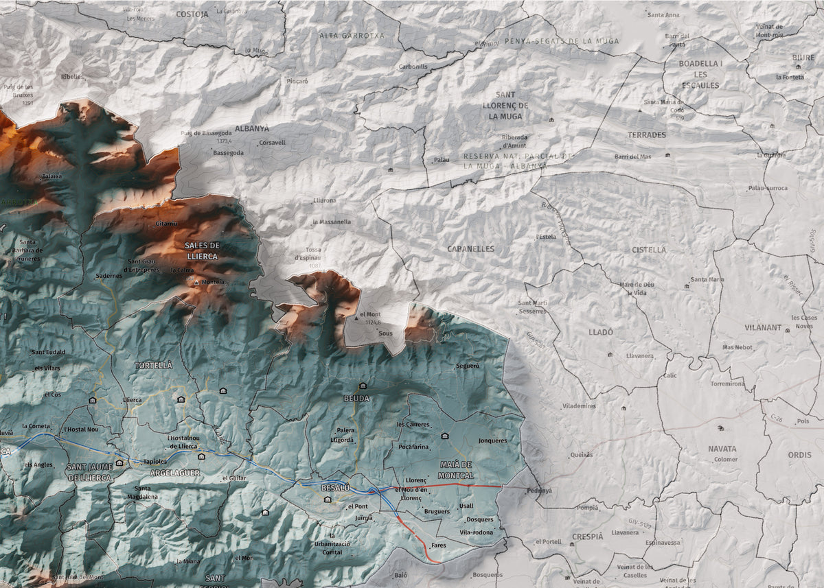 Mapa de relleu de la Garrotxa, amb el territori en color i l’entorn en blanc. Detall de la part superior dreta. 50 × 70 cm. Estil Blau i taronja.