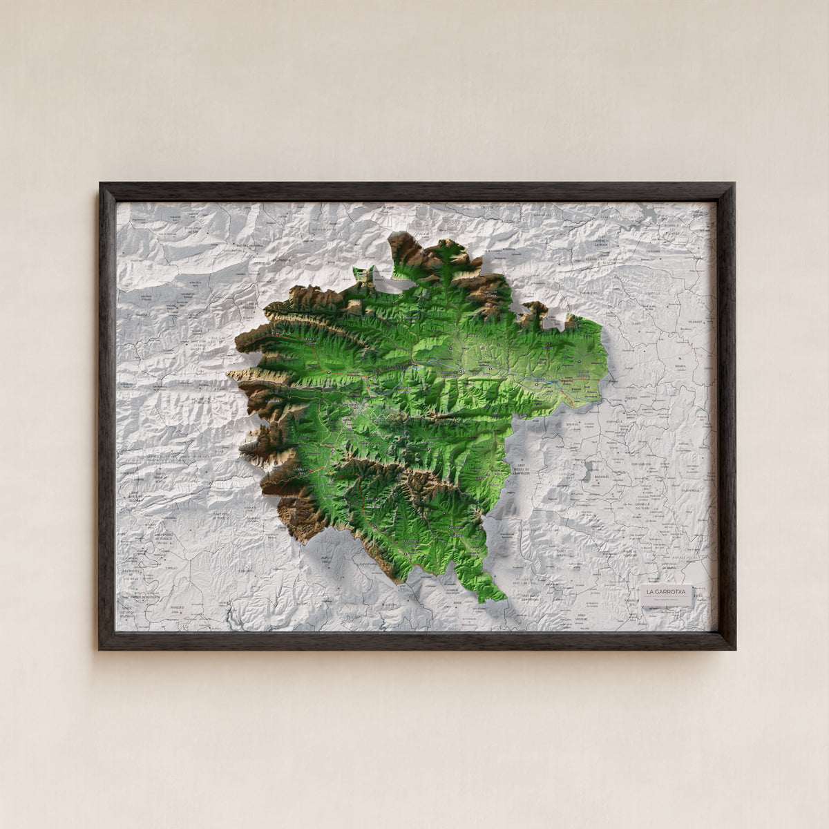 Mapa de relleu de la Garrotxa, amb el territori en color i l’entorn en blanc. Presentació amb marc. 50 × 70 cm. Estil Clàssic.